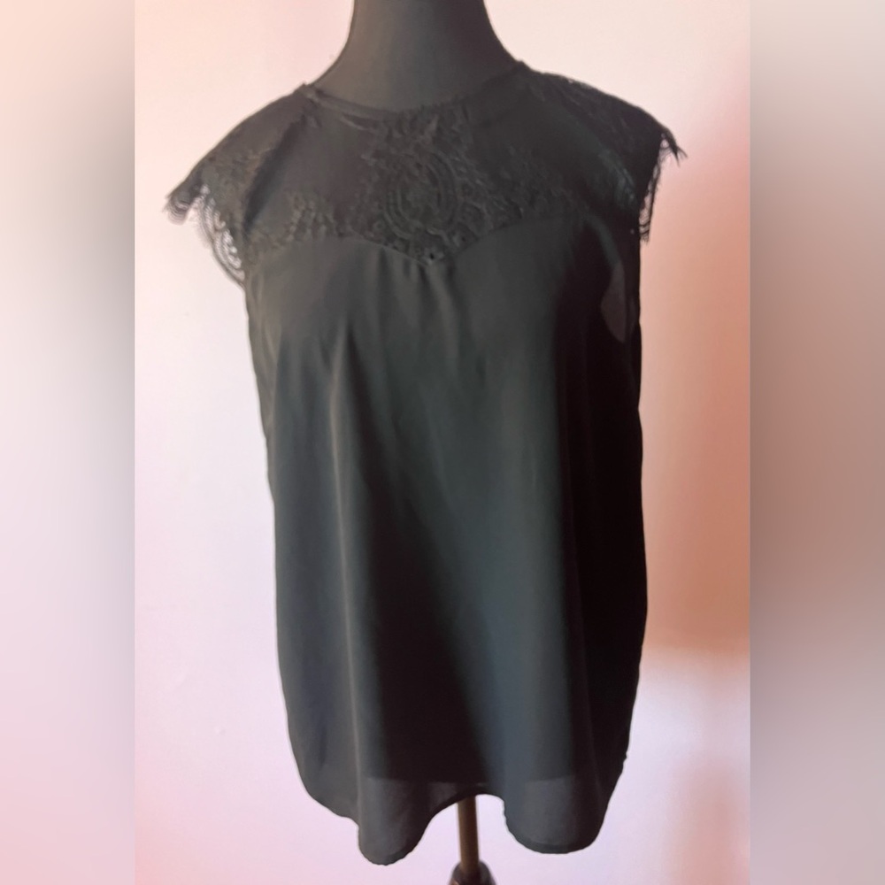 Black cap sleeve lacy top Size M